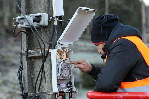 Chantier de vérification d'un point de branchement optique (PBO) pour la fibre à très haut débit