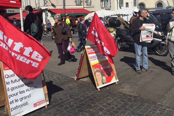 A Clermont-Ferrand comme ailleurs Lutte Ouvrière compte sur le soutien de ses militants. Ils tractent sans relâche pour diffuser le message politique de leur candidate Nathalie Arthaud. 