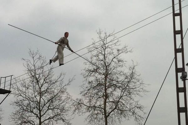 Un funambule a entamé l'ascension vers le toit des Champs Libres