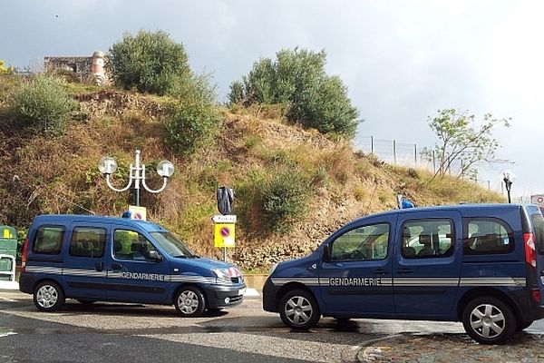 Collioure (Pyrénées-Orientales) - les gendarmes bloquent l'accès au domicile du forcené - 28 février 2013.