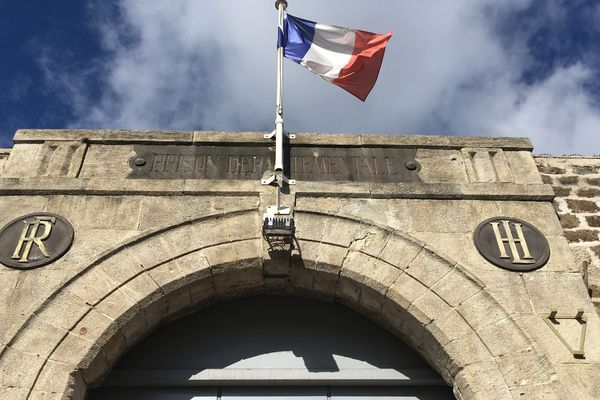 Mercredi 27 mars, un individu de 22 ans s’est constitué prisonnier en se rendant au commissariat du Puy-en-Velay, en Haute-Loire. Il était en cavale depuis 9 mois.