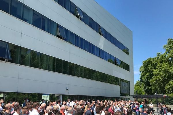 Les fonctionnaires de police rassemblés devant le commissariat de Strasbourg, vendredi 12 juin 2020, pour protester contre la stigmatisation de leur profession.