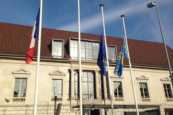 Au lendemain des attentts, les drapeaux en berne à Besançon