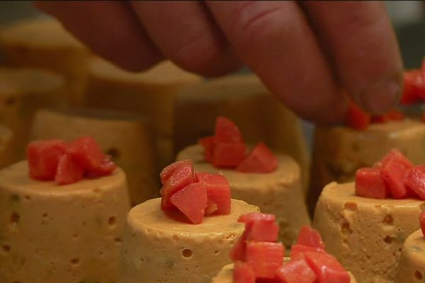 Les chefs répètent les mets qu'ils serviront le soir du réveillon. 