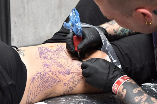 Un participant à Cantal Ink se fait tatouer lors de la quatrième édition