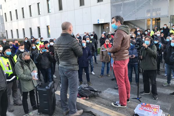 Le député LFI (France Insoumise) François Ruffin est venu soutenir les grévistes de General Electric, ce mercredi 25 novembre en fin de journée. 