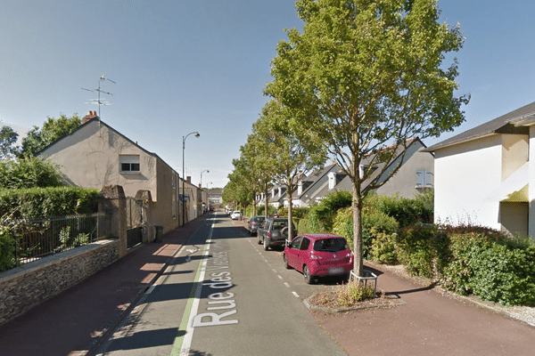 La rue des Vieilles carrières à Angers, dans le quartier Saint-Léonard, s'est couverte de fumée en début d'après-midi.