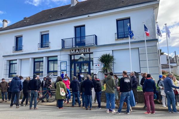 Ce 23 mars 2024, une cinquantaine de personnes manifestent devant la mairie de Locmiquélic pour dénoncer le projet de "surveillance citoyenne"