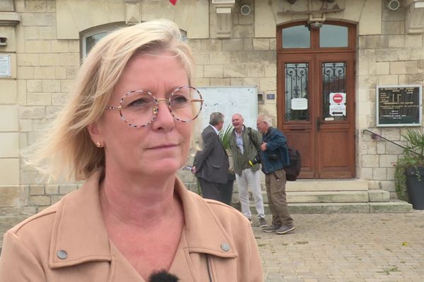 Mylène Troszczynski, tête de liste du Rassemblement National pour les élections sénatoriales 2023 dans l'Oise, est renvoyée en correctionnelle dans l'affaire de la suspicion d'emplois fictifs au Parlement européen, aux côtés de 26 autres membres du parti d'extrême droite.