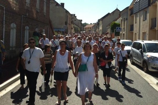 La famille du petit Loan en tête du cortège lors la Marche Blanche organisée à Lavaveix-les-Mines en Creuse le 7 septembre dernier