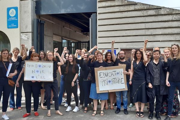 Vêtus de noir, une trentaine de professeurs et quelques élèves se sont mobilisés devant le lycée Robert Doisneau de Vaulx-en-Velin pour demander plus de moyens au rectorat.