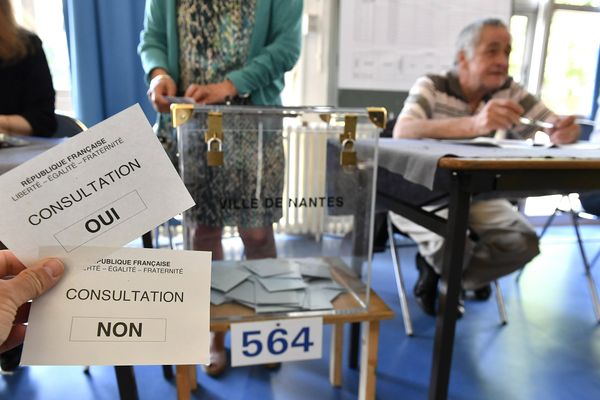 Consultation par référendum pour les habitants de La Loire Atlantique qui se prononcent par Oui ou par Non pour le transfert de l' aéroport de Nantes à Notre Dame des Landes 