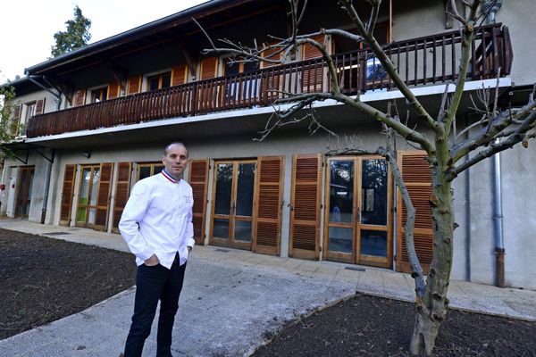 Davy Tissot devant la maison à Ecully (métropole de Lyon) où il a pu s'entraîner avec son équipe.