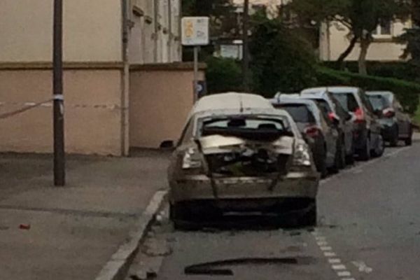 La Voiture suspecte. Photo prise après l'intervention des démineurs de Metz près de la synagogue, mardi 25 avril 2017.