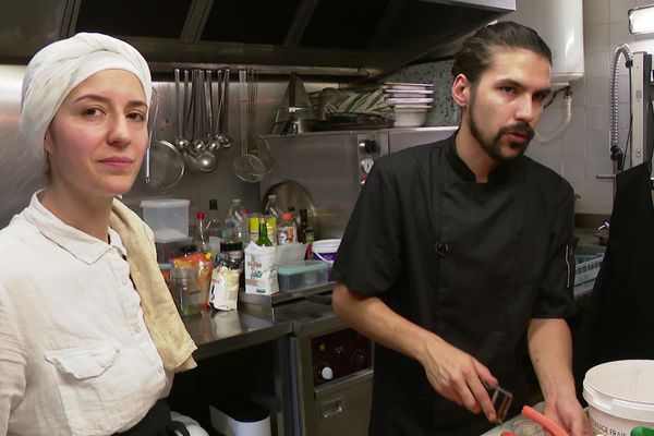 Pierre Tardy, chef cuisinier du restaurant "Belle Lurette" dans le 9e arrondissement de Lyon, et la cheffe syrienne Layal Khateeb, ont travaillé ensemble pour le Refugee food festival 2022