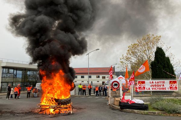 Une soixantaine de salariés d'ArcelorMittal proteste contre les récentes décisions de sa direction.