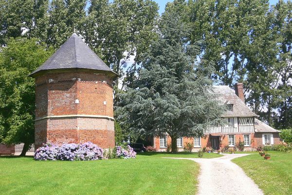 En Seine-Maritime, le Manoir de Saint-Saire sous le soleil.