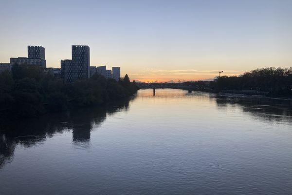 Sur le pont Willy Brandt, à Nantes, coucher de soleil sur la Loire