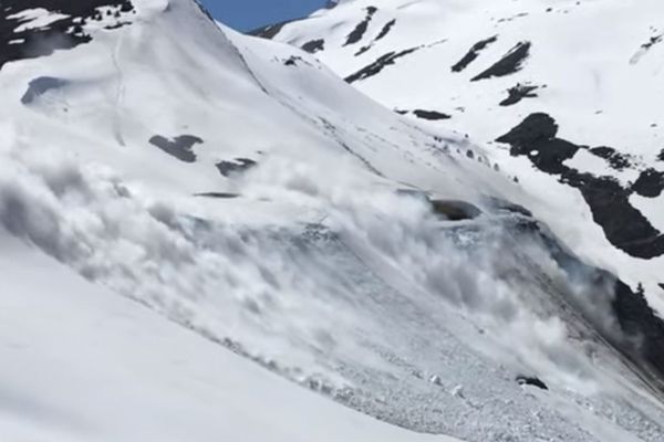 La corniche, longue de 250 mètres a été dynamitée grâce à 500 kilos d'explosifs.