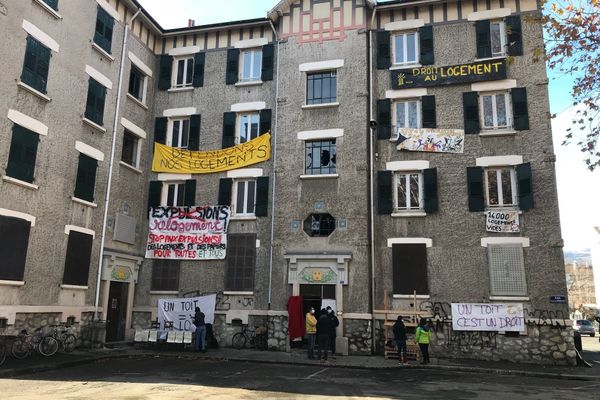 Une cinquantaine de personnes occupaient, depuis mi-décembre 2020, des appartements inoccupés à Grenoble pour réclamer à la ville un "logement décent".