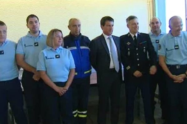 Pour sa deuxième journée à Aurillac, moins mouvementée que la première, Manuel Valls a procédé à une grande tournée des forces de l'ordre.