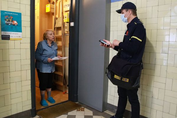 Durant la crise sanitaire, les visites à domicile des facteurs sont rendues gratuites pour les personnes âgées et isolées.