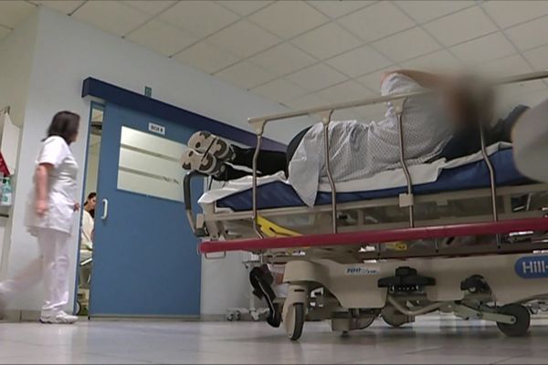 Aux urgences du CHU de Caen les patients attendent sur des brancards dans les couloirs