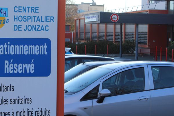 Le Dr Le Scouarnec sera d'abord jugé pour des faits commis à Jonzac en Charente Maritime où il a exercé / © Maxppp