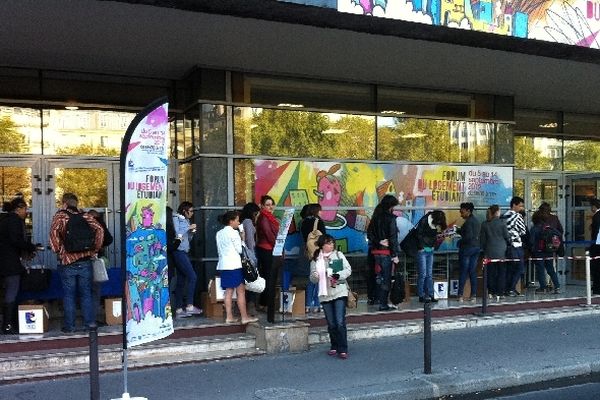 Ce vendredi 9h15 une trentaine d'étudiants patientent devant les portes du forum du logement organisé par le Crous.