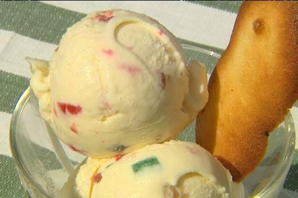 Voilà 40 ans que Michel Bilger cuisine la glace Plombières.