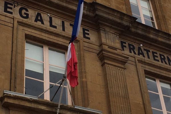 Drapeau en berne ce vendredi 15 juillet sur la façade de la mairie de Charleville-Mézières, au lendemain de l'attentat de Nice. 