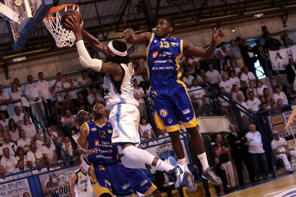 Les Sharks d'Antibes dominent une seconde fois d'affilée le CCRB (83-73), lors de ces finales de Pro B, le 1er juin 2013.