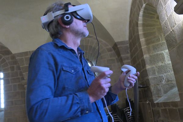 Grâce à des casques de réalité virtuelle, les festivaliers sont envoyés sur d'autres planètes.