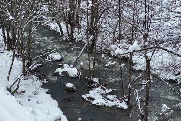 Une microstation hydroélectrique est en cours de construction sur la rivière de l'Auze (Haute-Loire).