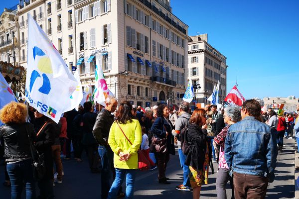 Rassemblés en intersyndical, les fonctionnaires manifestent sur le Vieux Port de Marseille