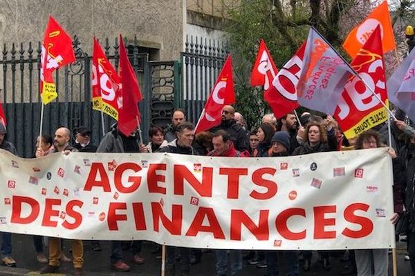 Blocage du centre des impôts de Tours