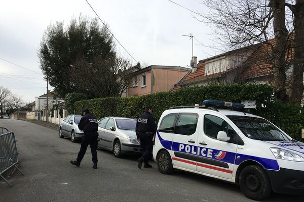 Les policiers ont de nouveau bouclé une partie du quartier où réside la famille Troadec à Orvault