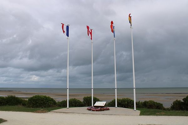 Dans le Calvados, sur la Côte de Nacre, un ciel nuageux ce LUNDI face à la plage mémorielle de Bernières-sur-Mer.