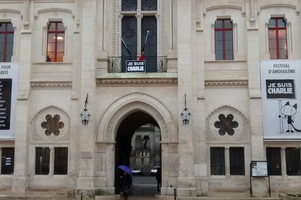 "Je suis Charlie" à la mairie d'Angoulême