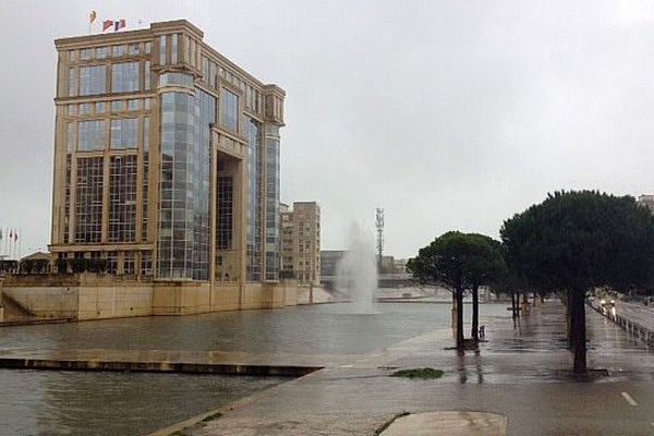 Montpellier - le Lez commence à sortir de son lit devant l'Hôtel de région - 27 février 2016.