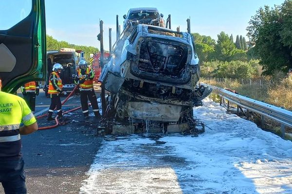 Un incendie d’un poids lourd s’est déclaré ce matin entre l’échangeur Gallargues-Aigues-Mortes (n°26) et la bifurcation A9/A54 en direction de Lyon sur l’A9. La circulation est réduite à 2 voies sur 3 ce qui provoque de forts ralentissements dans le secteur.