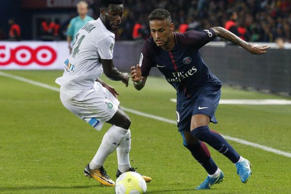 Le Stéphanois Jonathan Bamba face à la star du PSG Neymar .