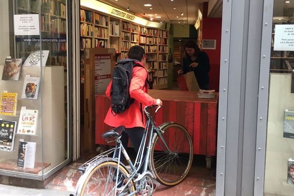 A Perpignan, la librairie Torcatis un système de retraits des commandes au grand plaisir de ses clients qui, après six semaines de confinement, peuvent enfin faire le plein de livres. "Mais ça ne compensera pas la fermeture, on ne rattrapera jamais le chiffre d'affaires perdu".