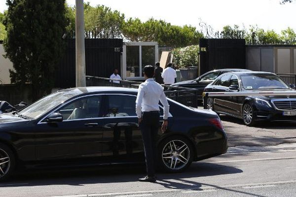 Devant l'entrée de la résidence royale à Golfe-Juan.