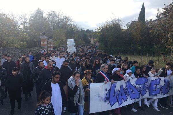 Plus de 400 personnes ont défilé dans les rues de Pradines (Lot) pour une marche blanche en hommage à Ladjel, un jeune homme de 18 ans tué à la fête foraine de Cahors dans la nuit du 28 au 29 octobre.