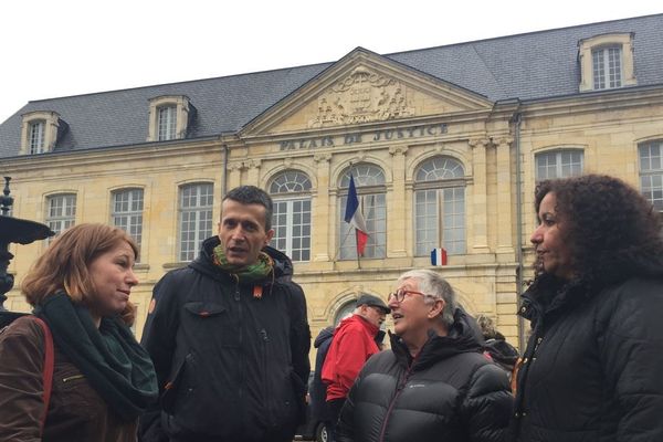 Des militants d'Action non violente COP 21 ont été condamnés à des peines d’amende vendredi 20 décembre 2019 pour avoir décroché le portrait du président de la République dans les mairies de Magny-Cours et de Gimouille.