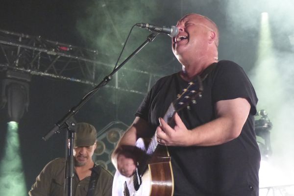 Joey Santiago et Frank Black, lors de la chanson Mr. Grives.