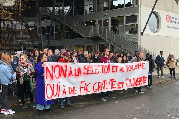 Les étudiants devant la maison de l'Université au Mans, le 6 décembre 2018