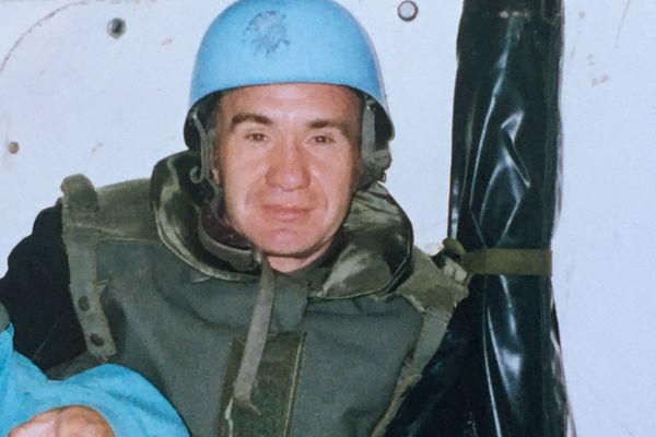 Jean-Claude Taulnay dans un blindé de la Force de Protection des Nations Unies en 1994 à Sarajevo où il était allé filmer les missions des militaires de différents régiments des Pays de la Loire.