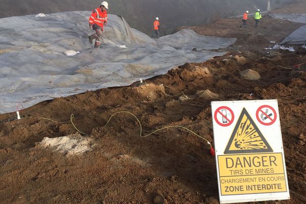 Des tirs de mines sont utilisés pour dégager des matériaux rocheux sur le chantier du nouvel échangeur de l'A71, à Montmarault (Allier).